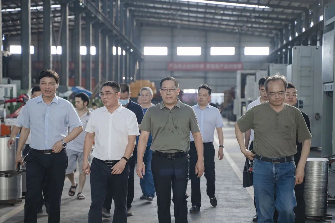 衡東縣縣委副書記、縣長(zhǎng)對(duì)朝陽(yáng)集團(tuán)自動(dòng)化生產(chǎn)線進(jìn)行視察
